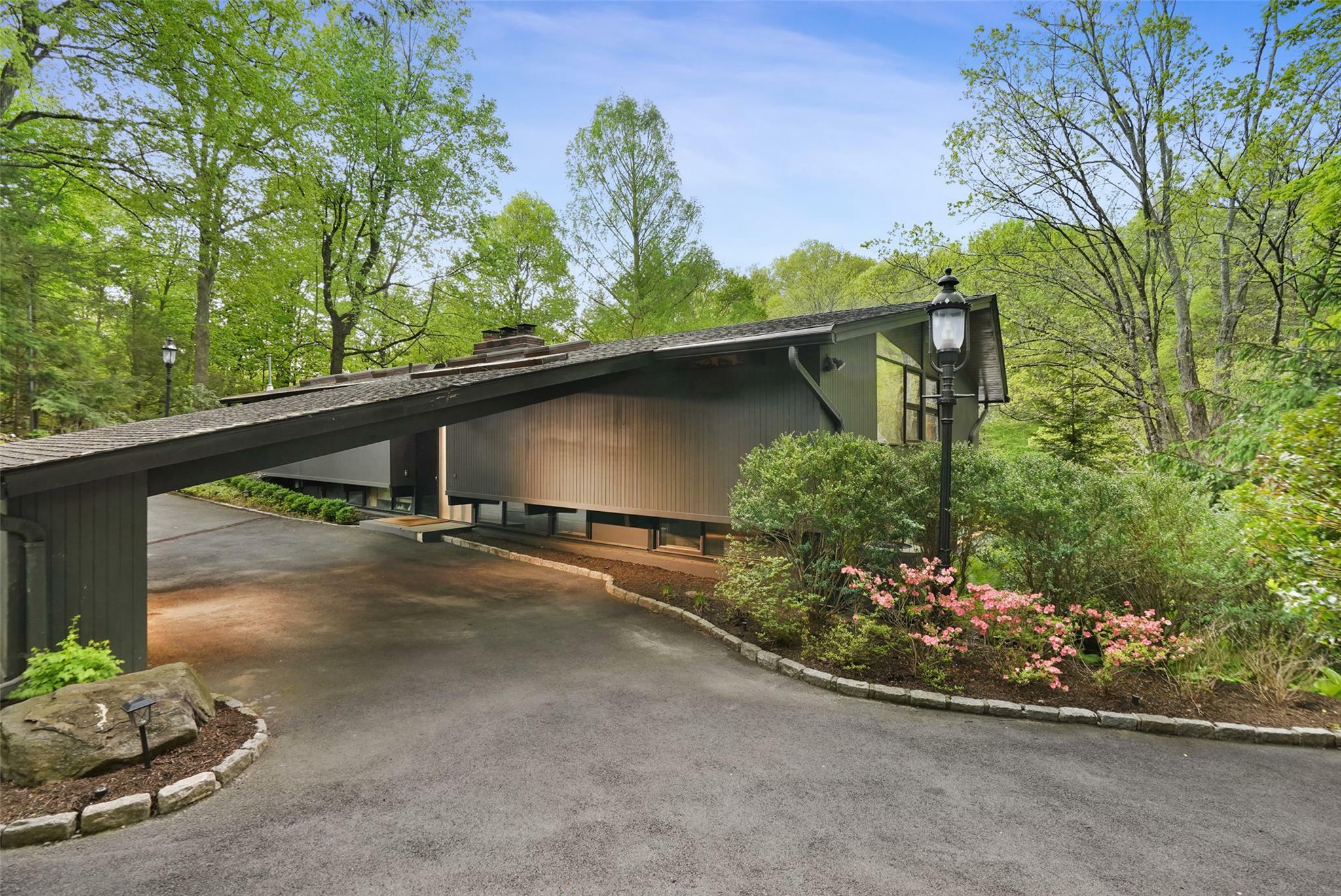 Property Photo:  107 Middle Patent Road  NY 10506 