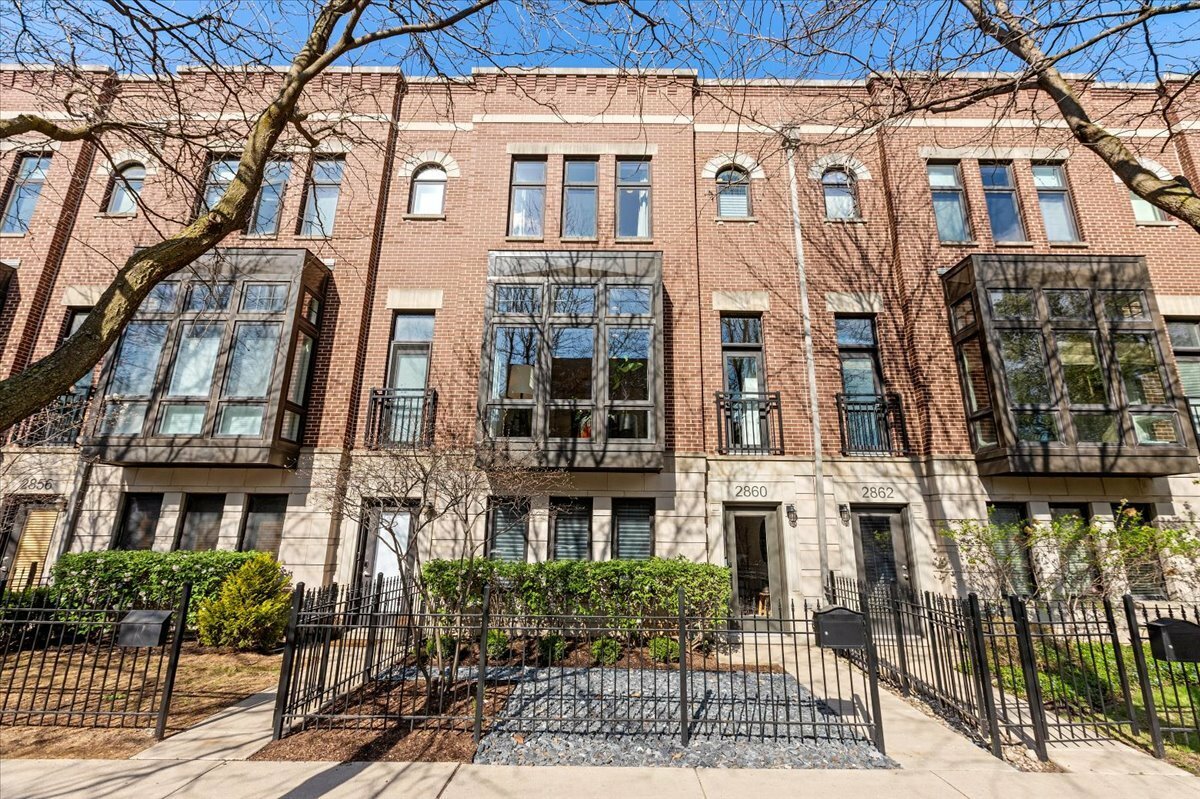 Property Photo: 2860 N Paulina Street IL 60657