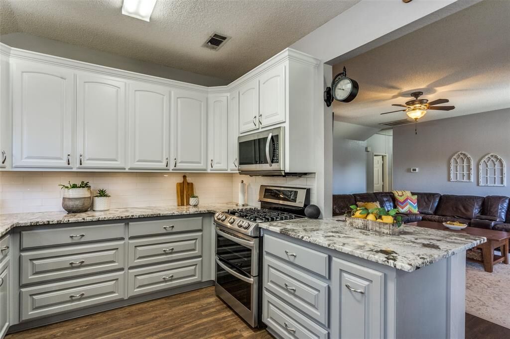 Property Photo:  1062 E Oak Street  TX 75098 