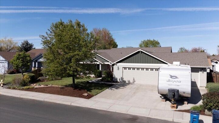 Property Photo:  2053 NW 19th Place  OR 97756 