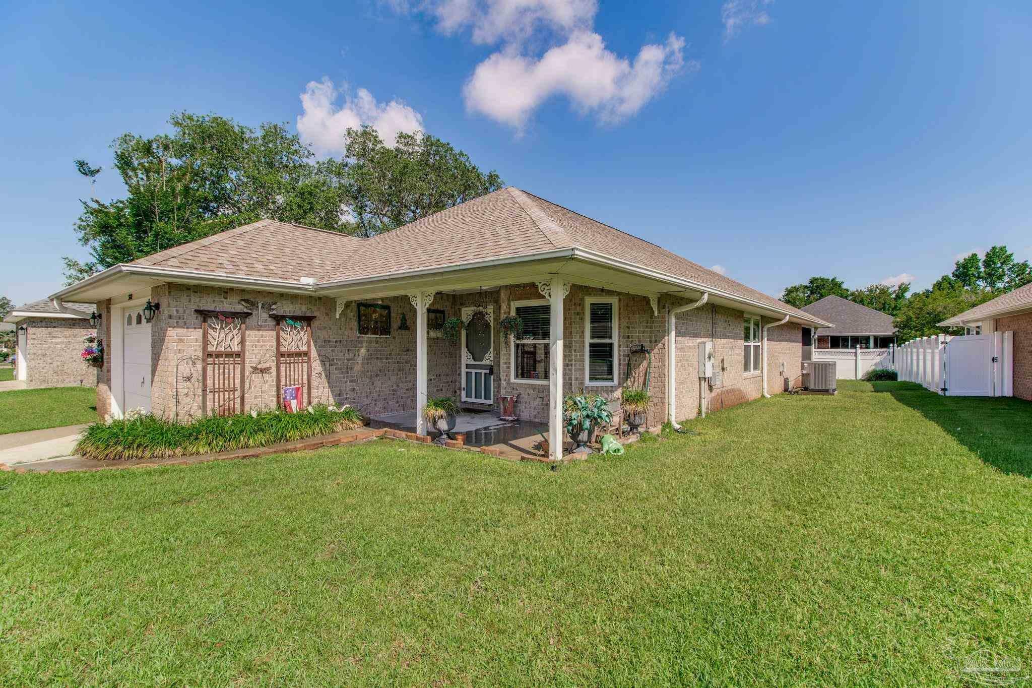 Property Photo: 3881 Windsor Castle Blvd FL 32583