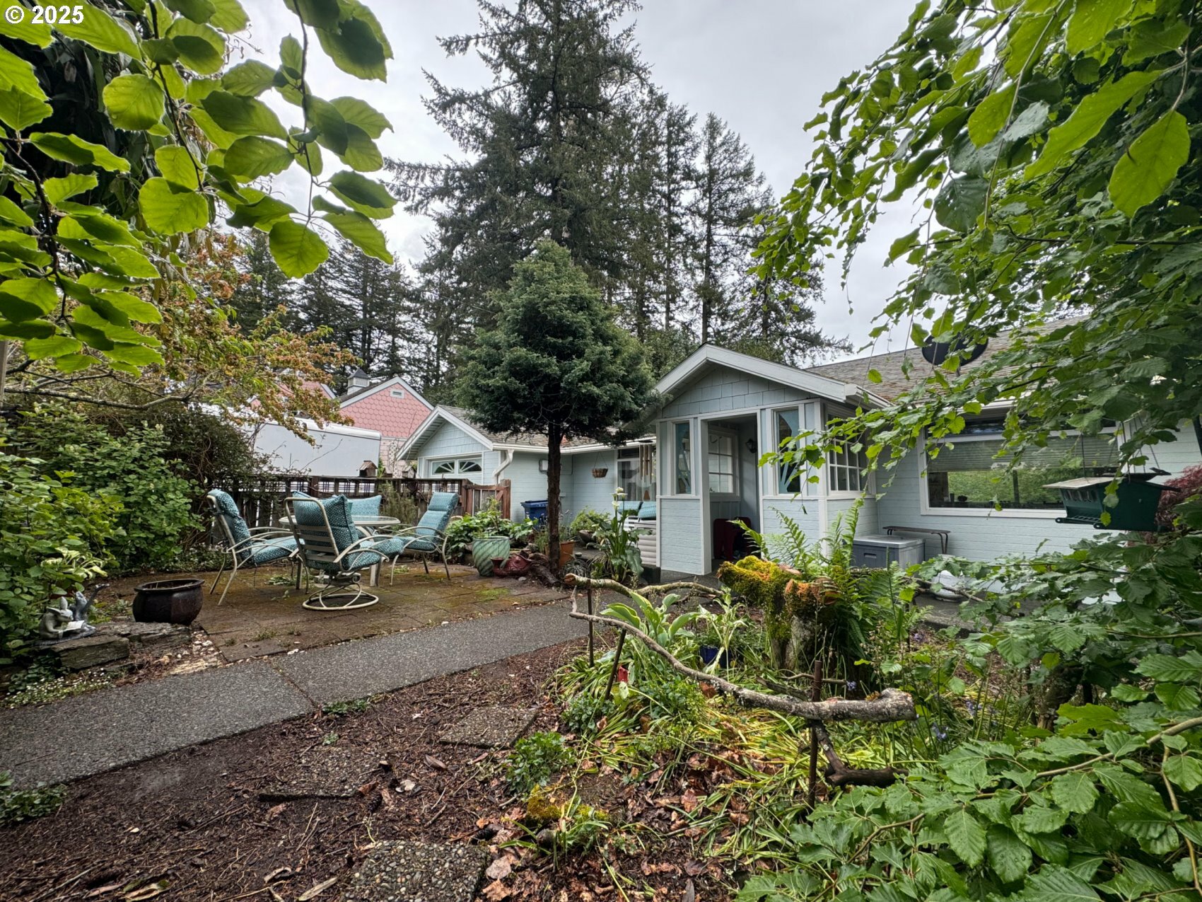 Property Photo: 845 E 1st St OR 97423