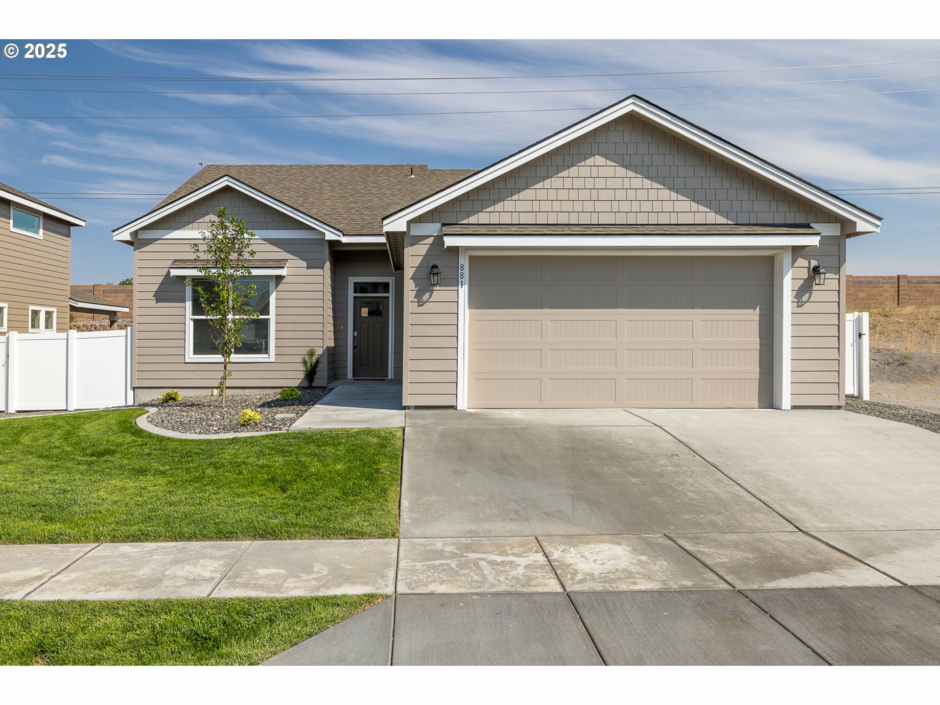 Property Photo: 881 E Autumn Ave OR 97838