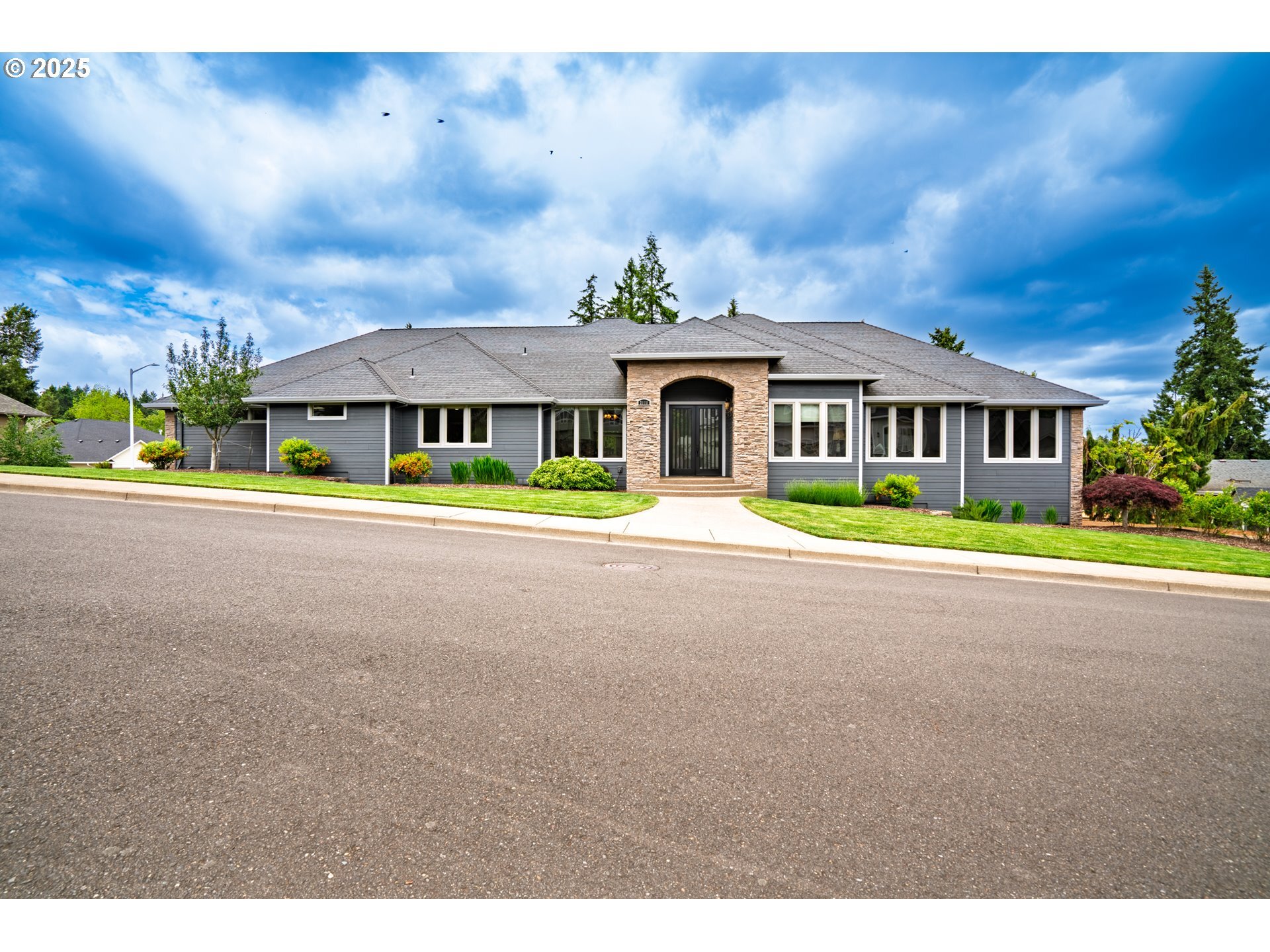 Property Photo:  2111 Celeen Ave  OR 97302 