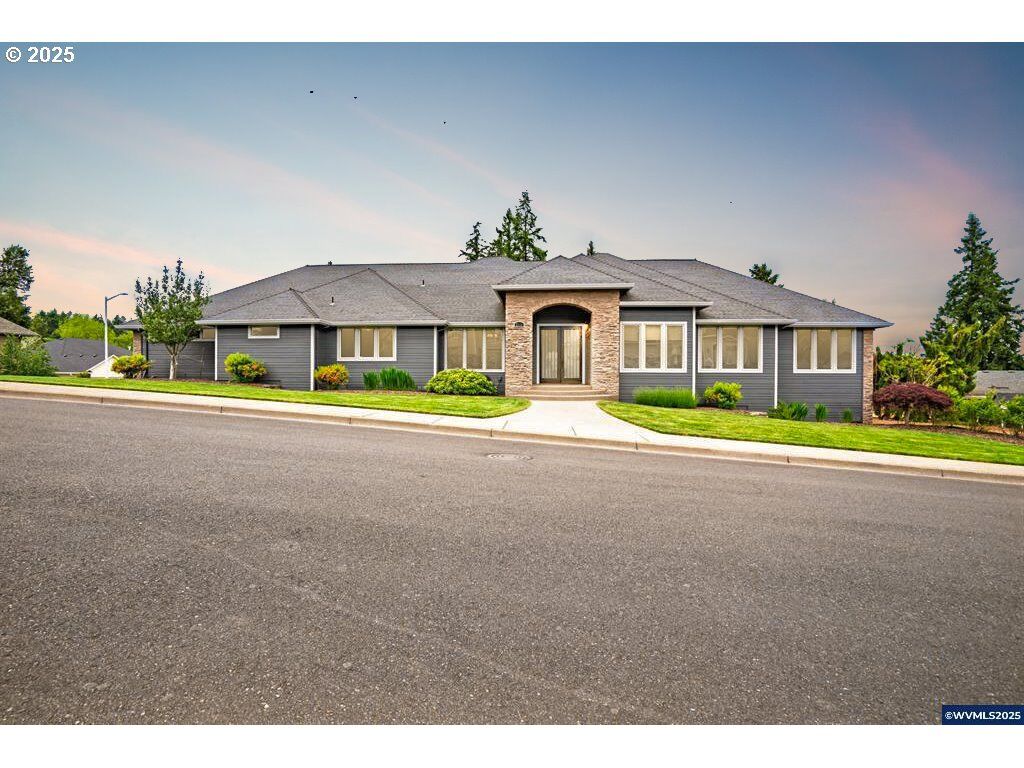 Property Photo: 2111 Celeen Ave OR 97302