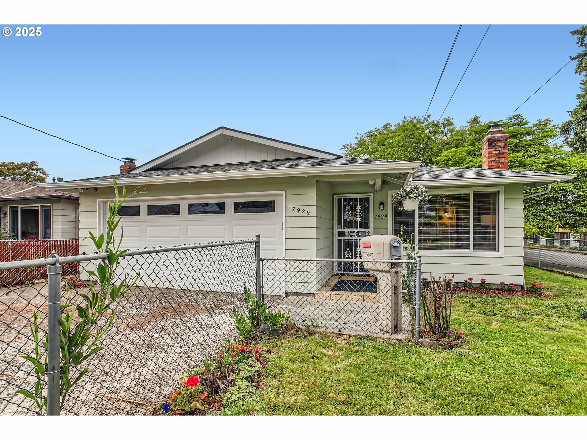 Property Photo: 7929 SE Knight St OR 97206
