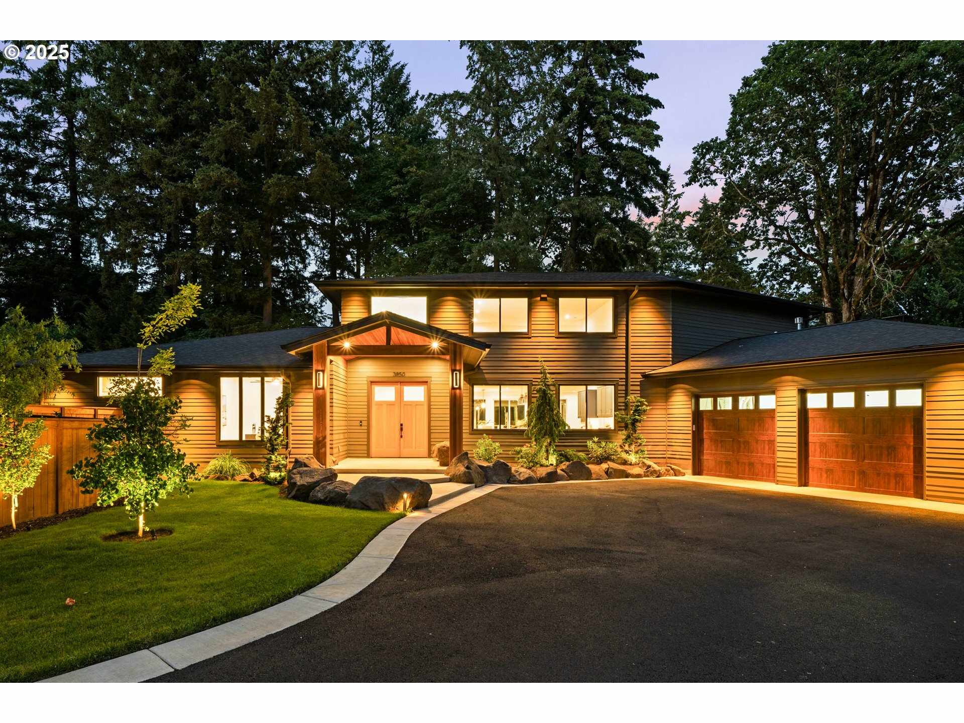 Property Photo: 3850 Lake Grove Ave OR 97035