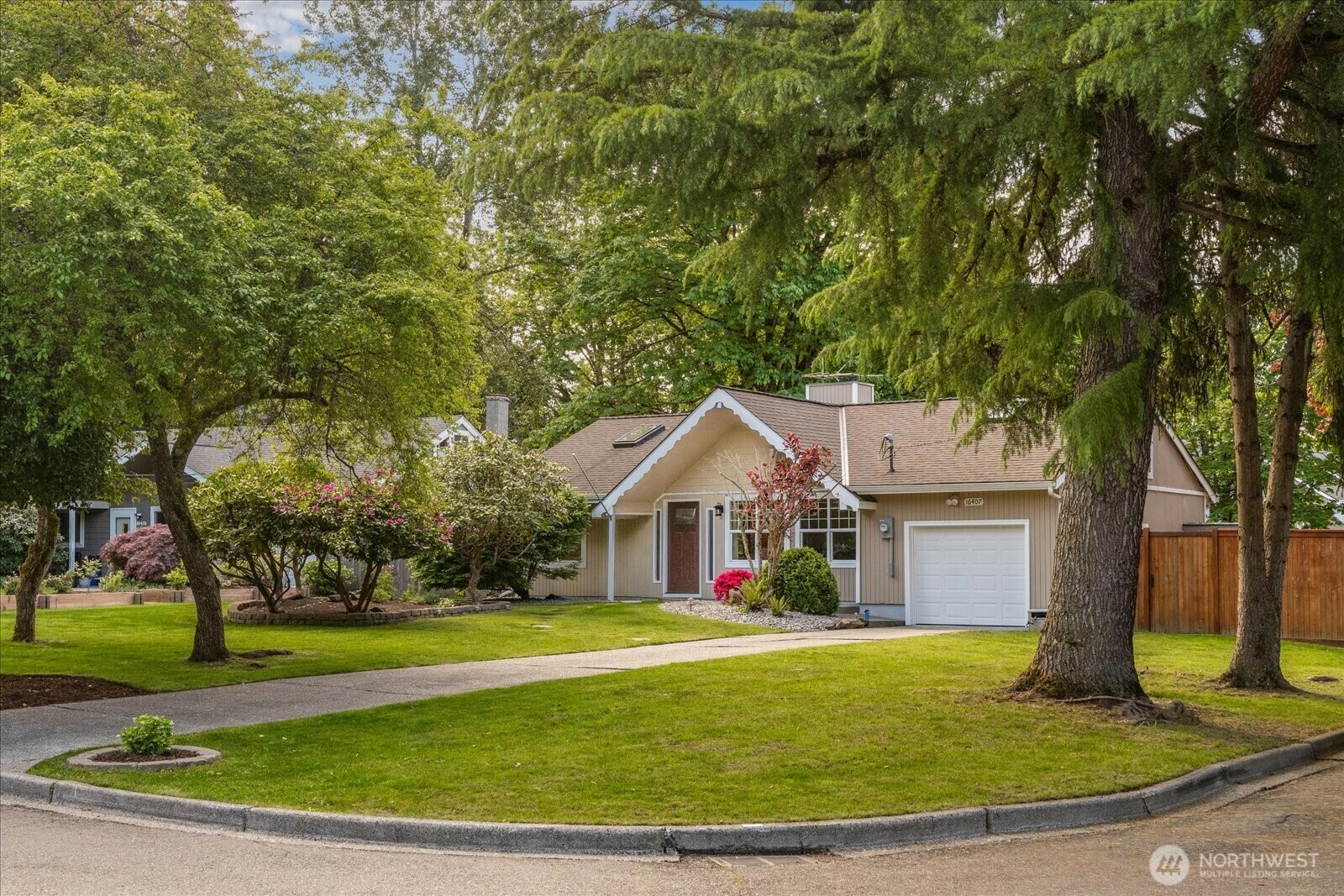 Property Photo: 16407 NE 96th Place WA 98052
