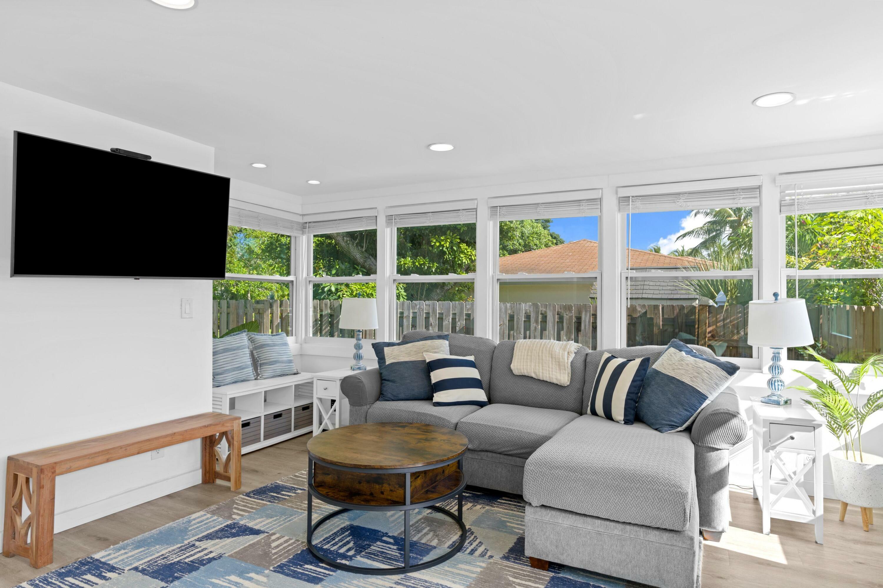 Property Photo: 826 SE 4th Avenue FL 33483