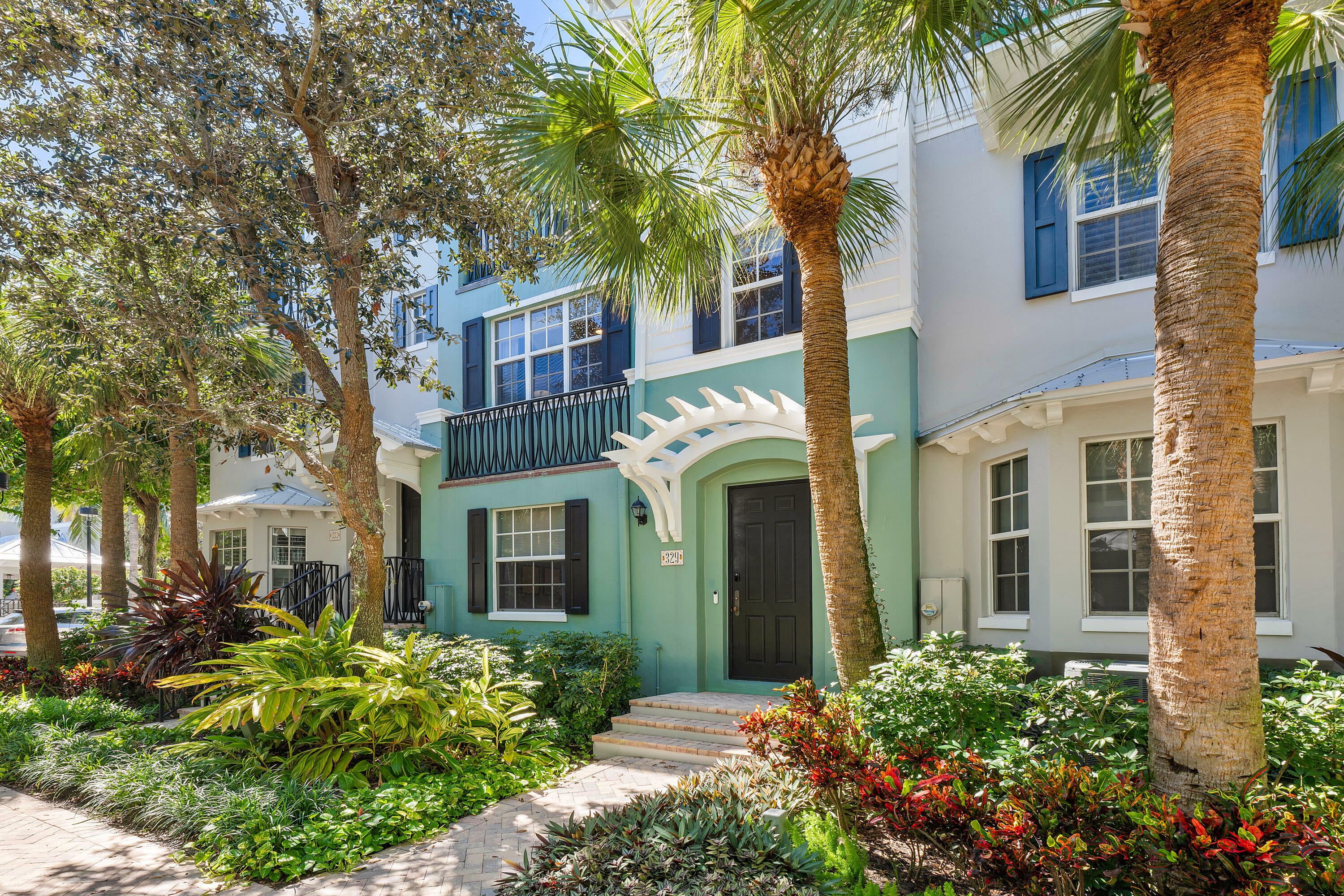 Property Photo: 329 W Mallory Circle FL 33483