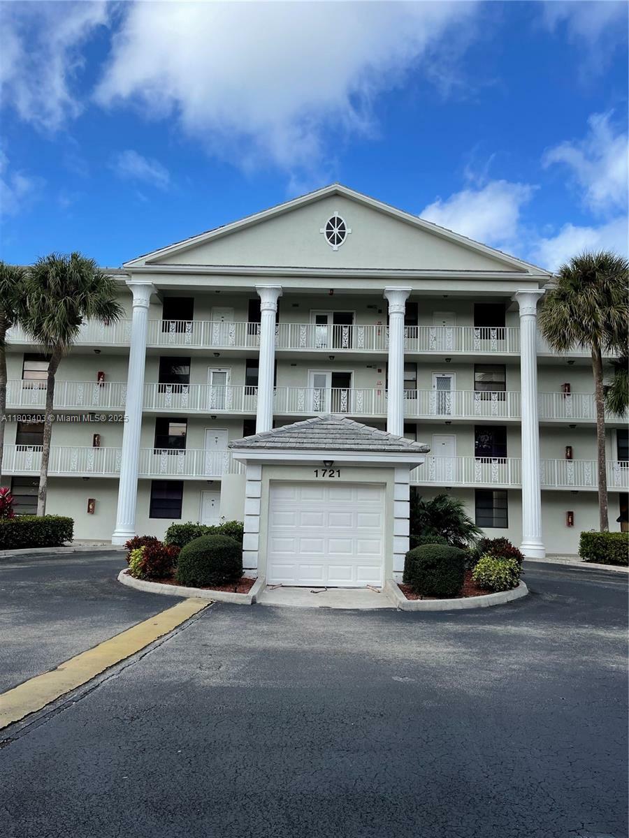 Property Photo: 1721 E Whitehall Dr 305 FL 33324
