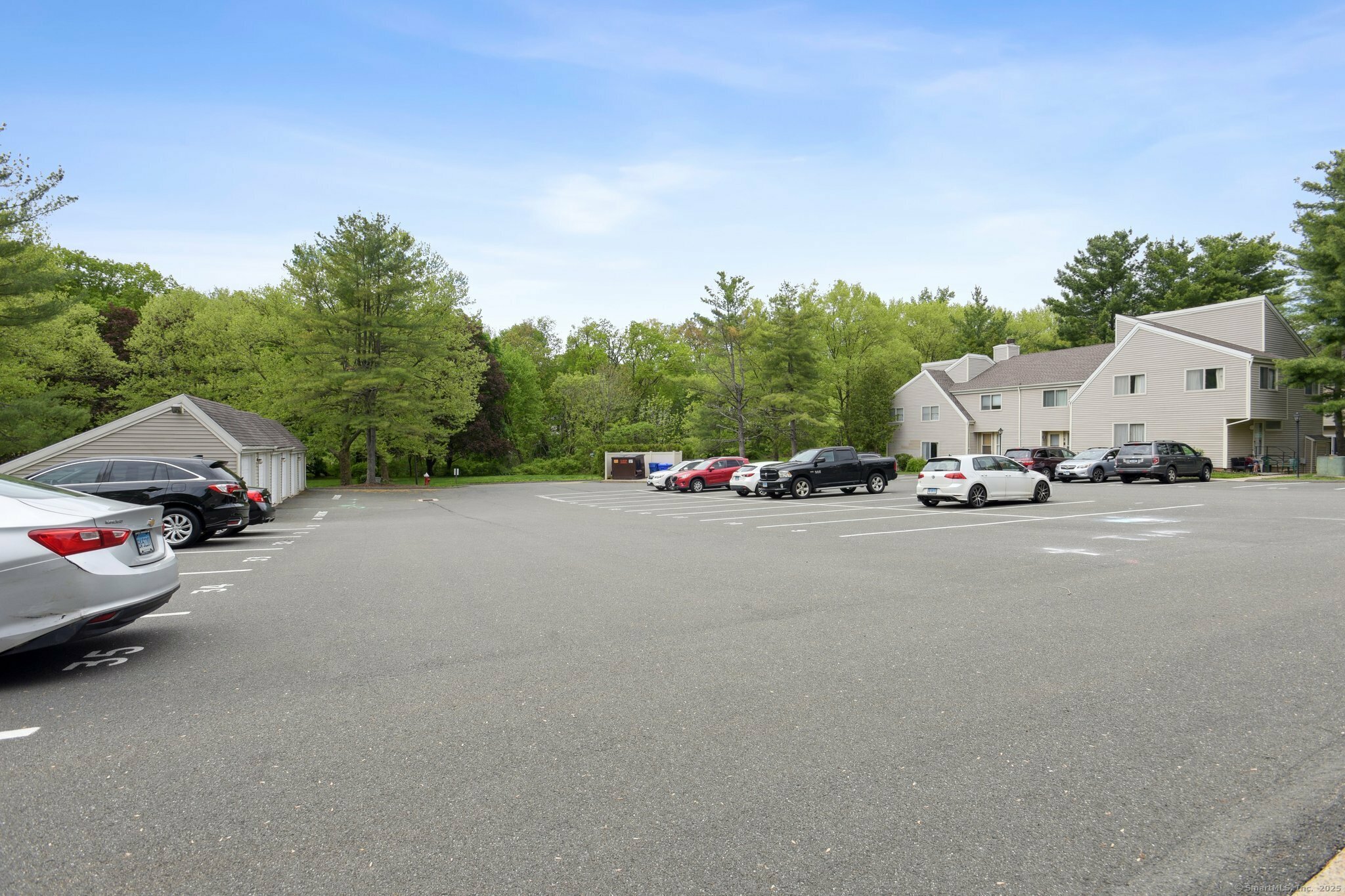 Property Photo: 18 Cherokee Court 18 CT 06416