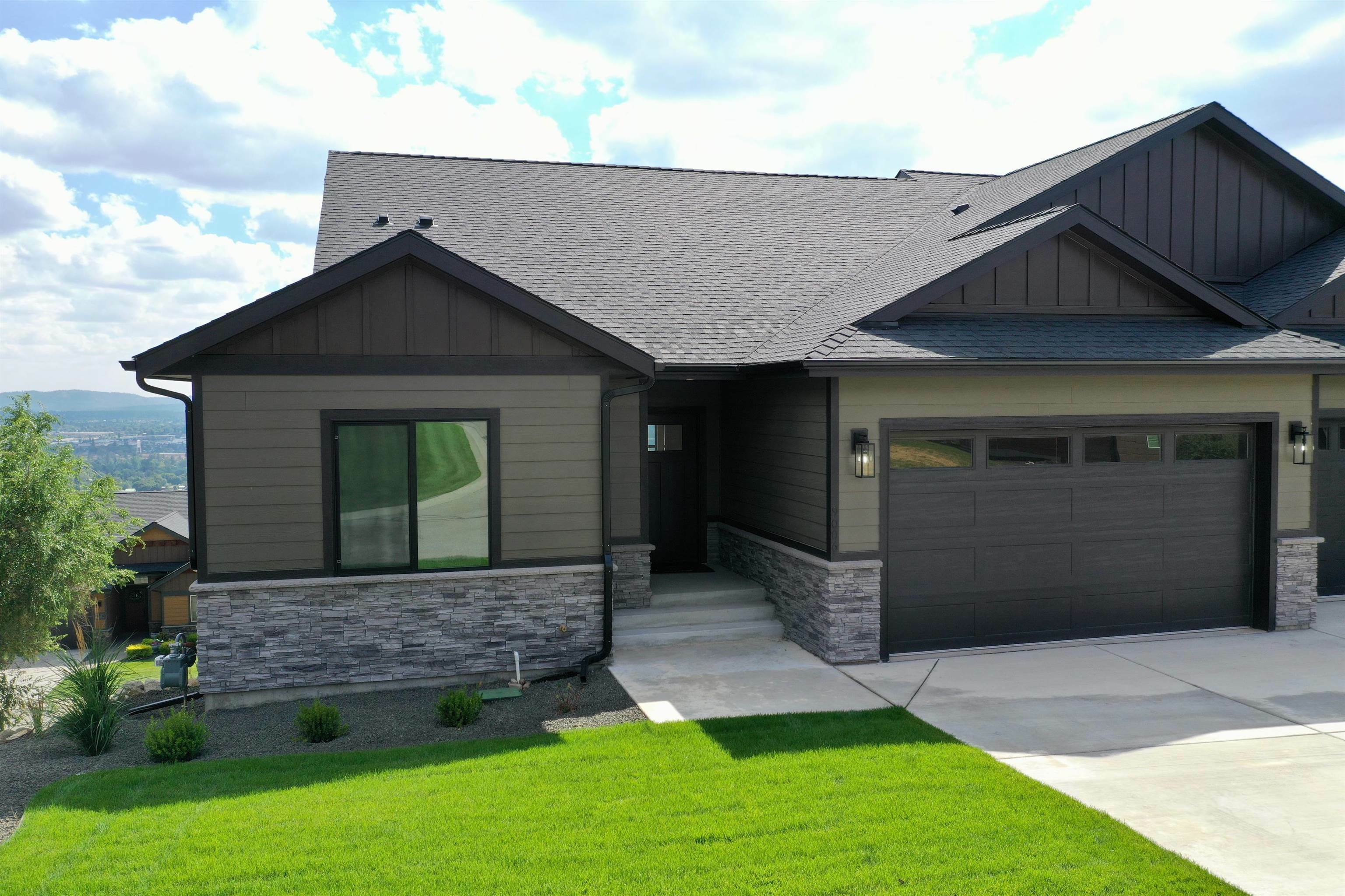 Property Photo: 9006 E Clearview Ln WA 99217