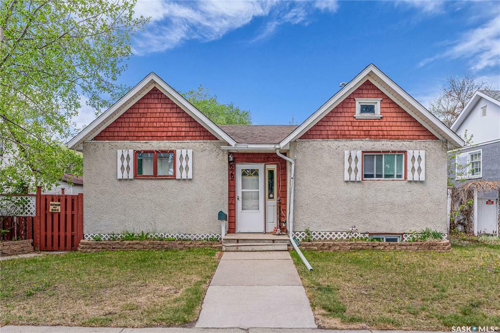 Property Photo: 629 J Avenue S SK S7M 2A9