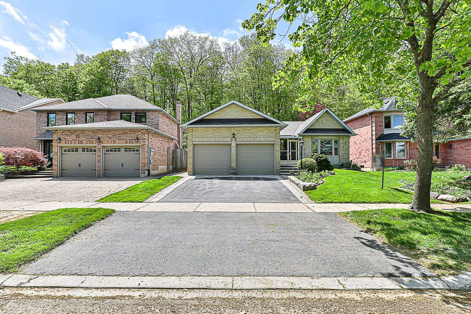 28 Spence Drive  Aurora ON L4G 5V7 photo
