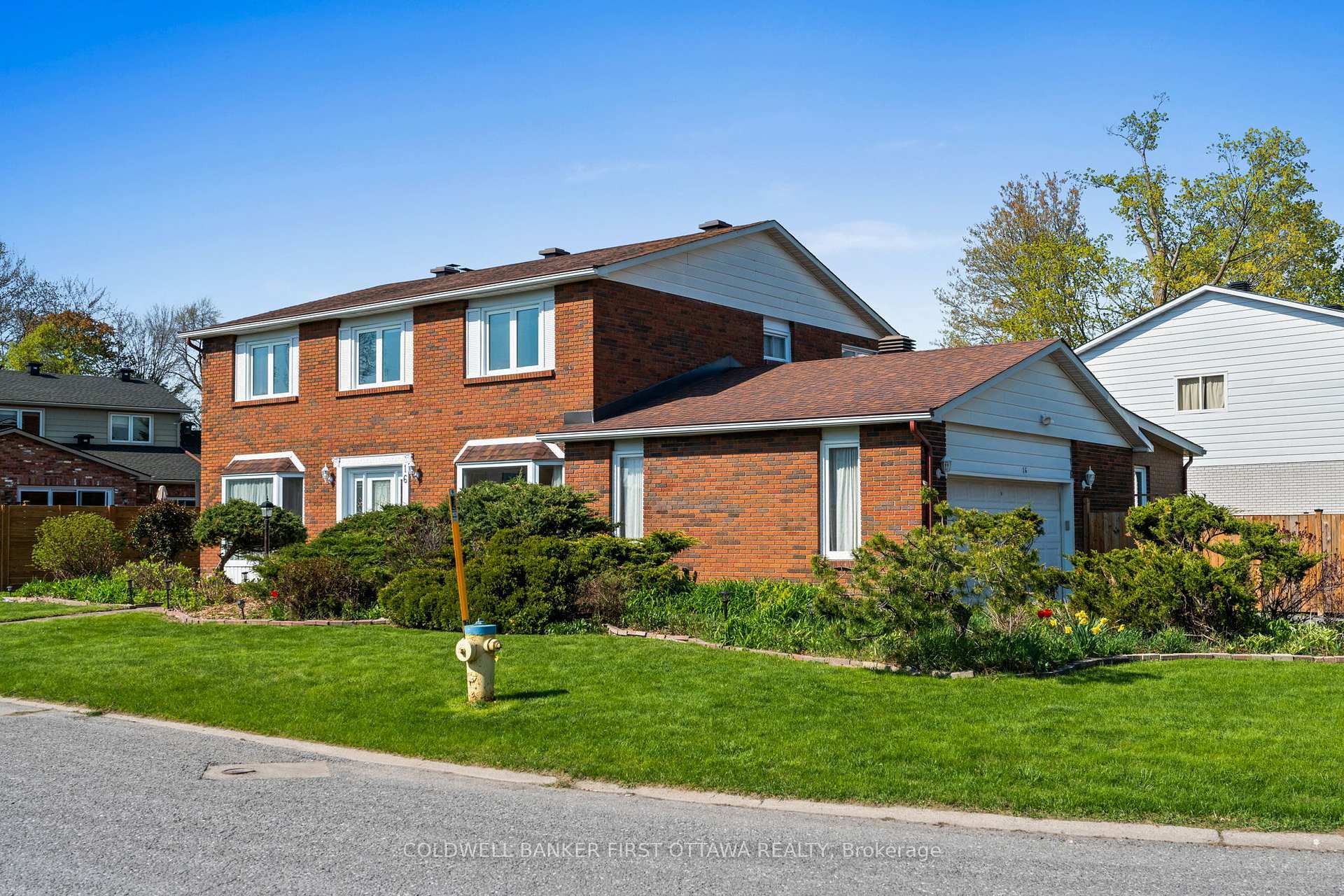 Property Photo:  16 Denewood Crescent  ON K2E 7G5 