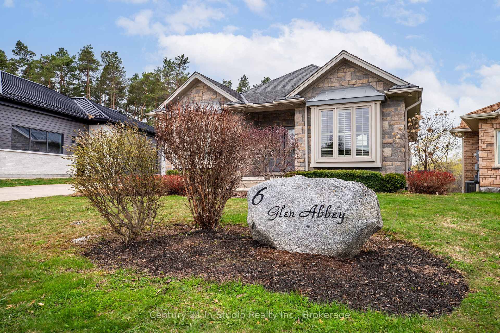 Property Photo: 6 Glen Abbey Court ON N4L 1Y4