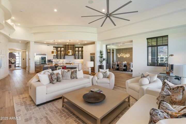 Property Photo:  2 Biltmore Estate 313  AZ 85016 