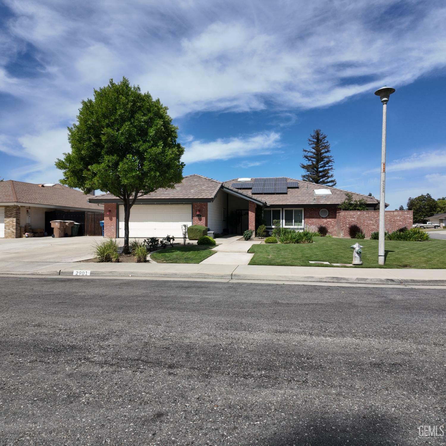 Property Photo: 2901 Still Glen Street CA 93311
