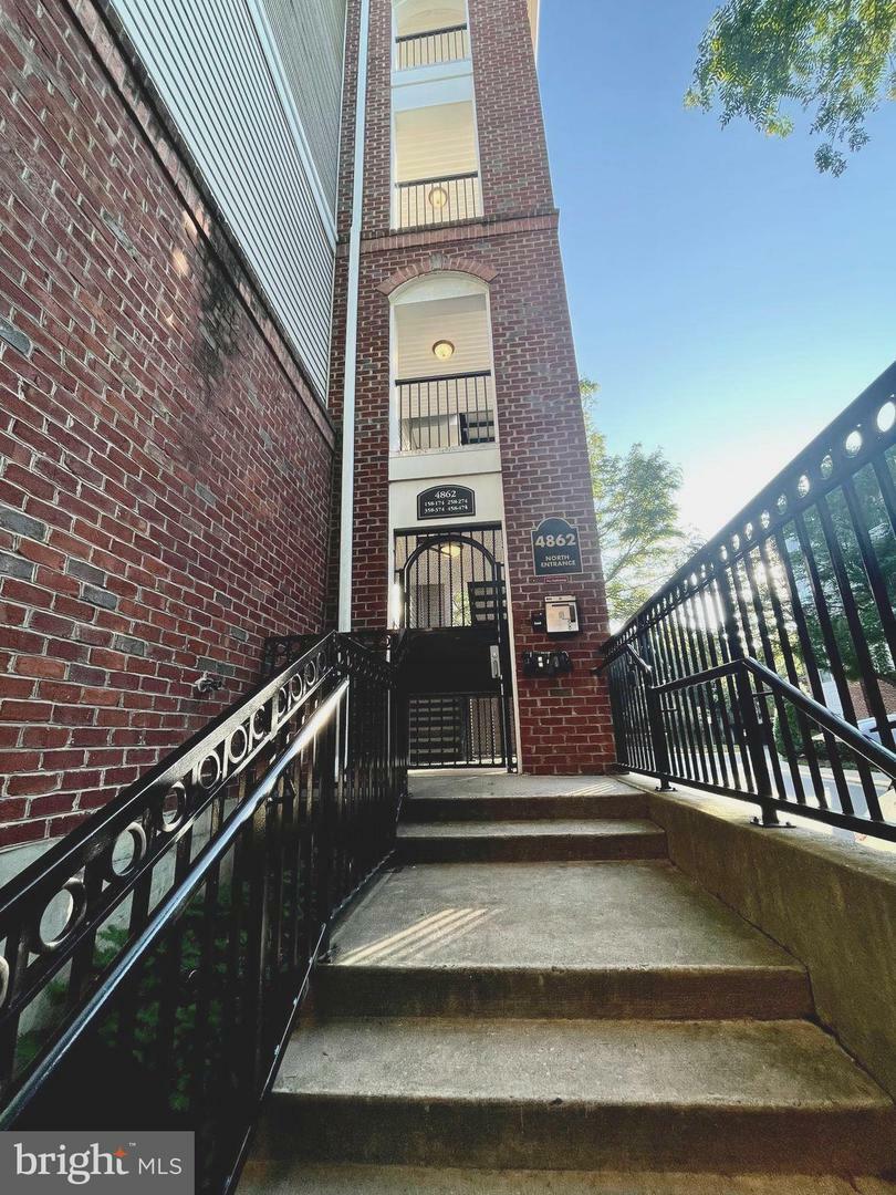Property Photo: 4862 Eisenhower Avenue 269 VA 22304