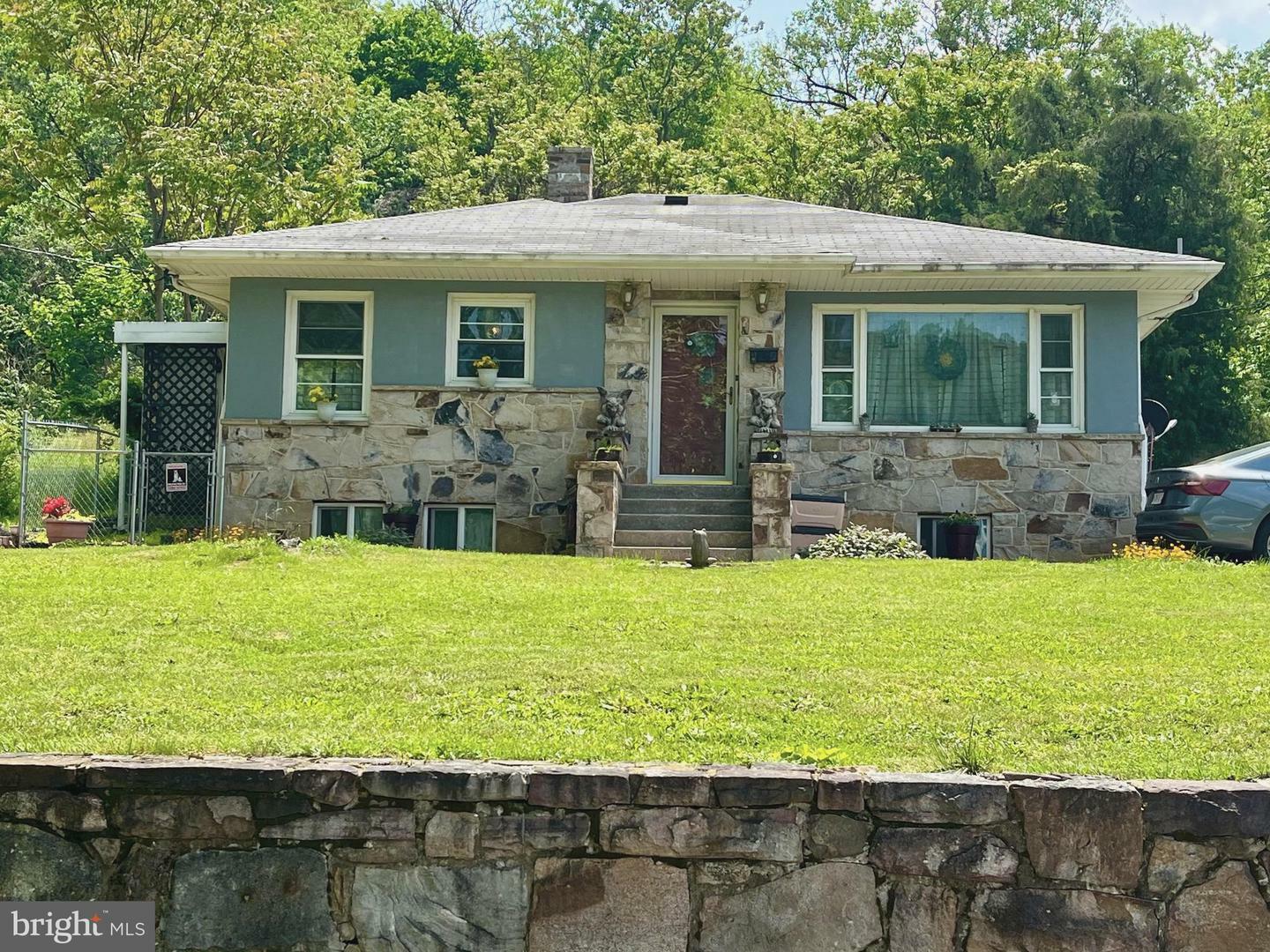 Property Photo: 9 S Laurel Avenue WV 25411