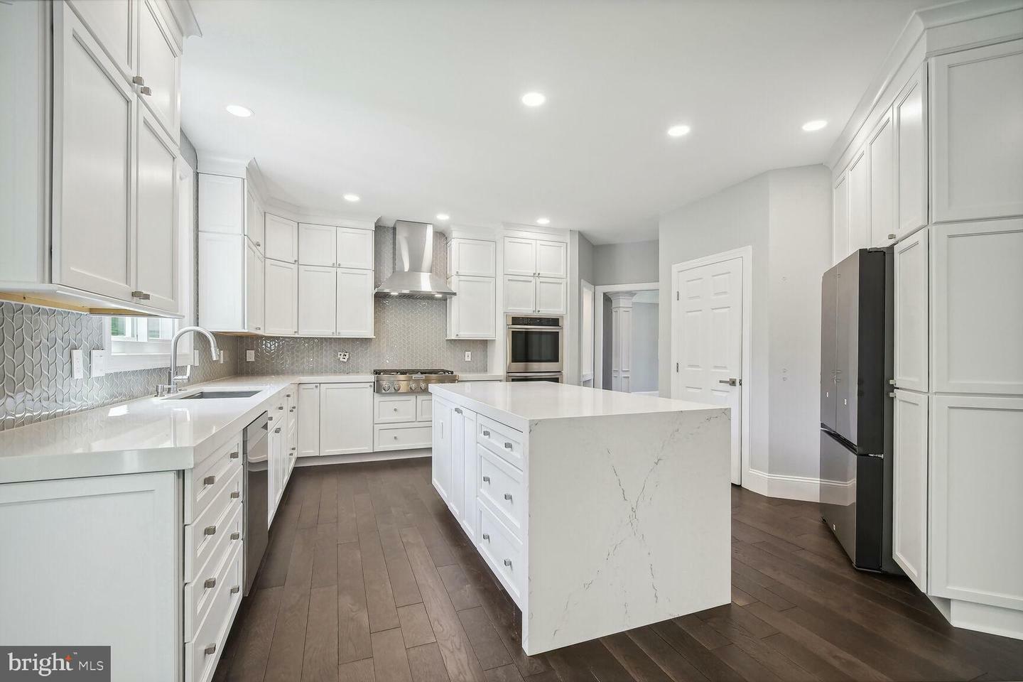 Property Photo: 43801 Timberbrooke Place VA 20147