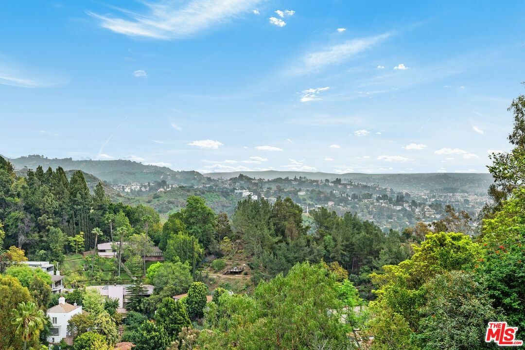 Property Photo: 2422 Carman Crest Dr CA 90068