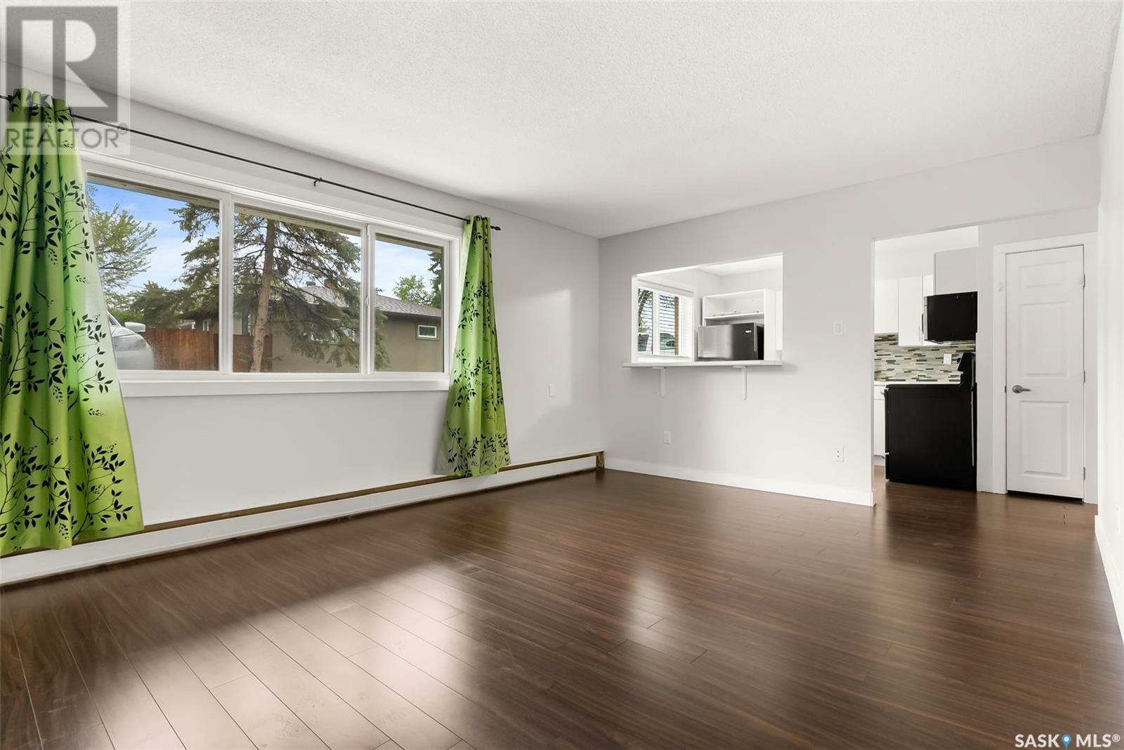 Property Photo:  4 230 Broadway Avenue E  SK S4N 0Z9 