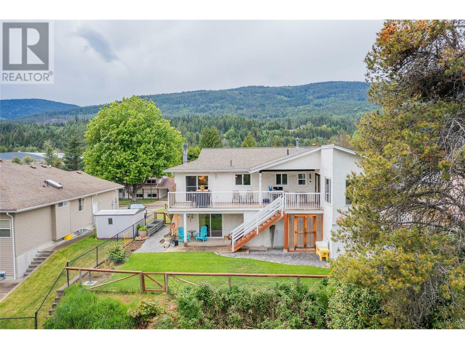 Photo de la propriété: 1923 Riverside Crescent BC V1N 3W5