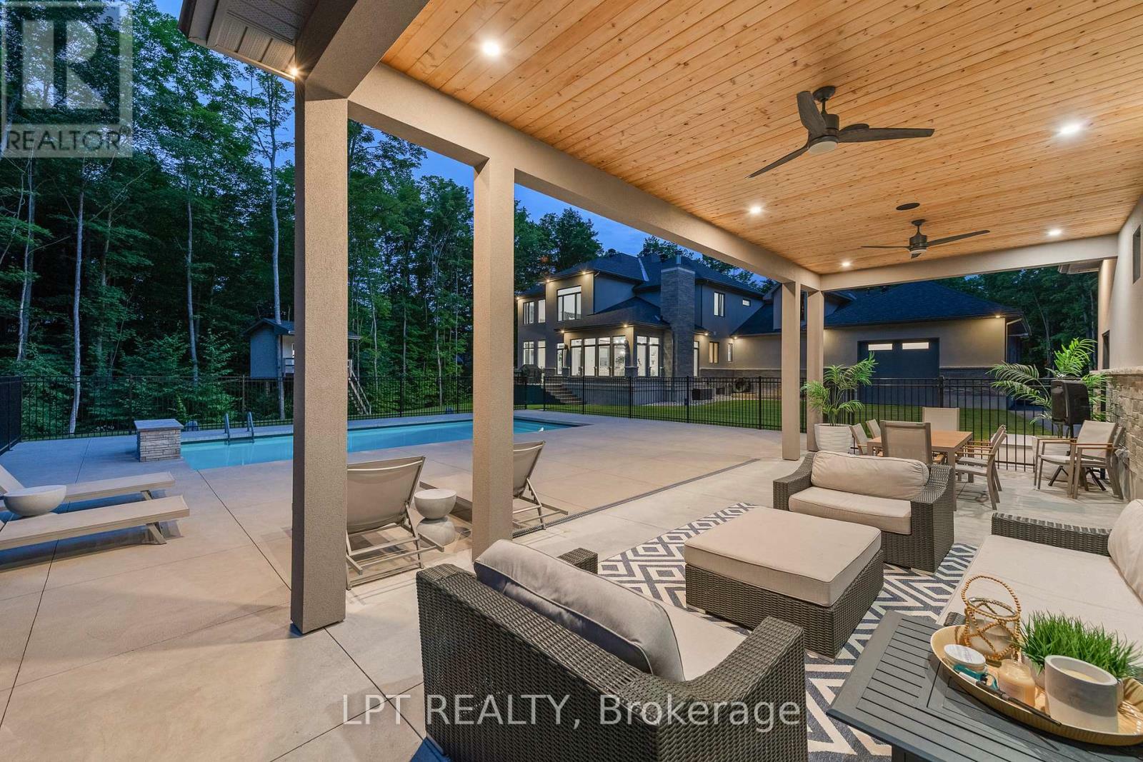 Property Photo: 5740 Queenscourt Crescent ON K4M 1K3