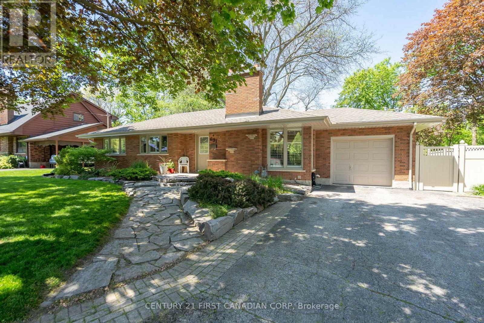 Photo de la propriété: 631 Oakridge Drive East ON N6H 3G3