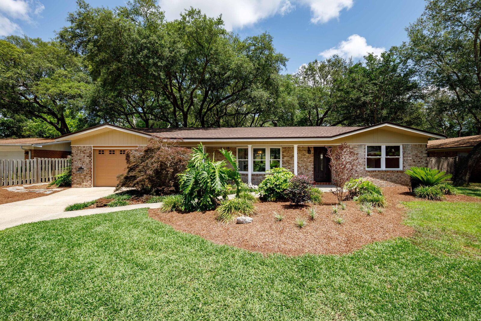 Property Photo:  526 NW Cheshire Avenue  FL 32547 