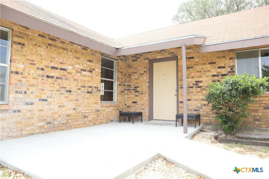 Property Photo: 707 Old Seguin Luling TX 78155