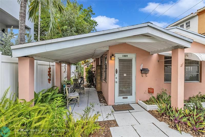 Property Photo: 1009 NE 6th St FL 33304