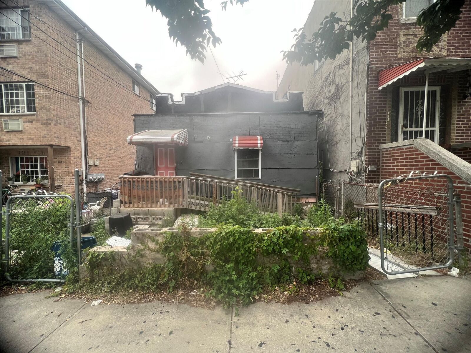 Property Photo:  940 E 212 Street  NY 10469 