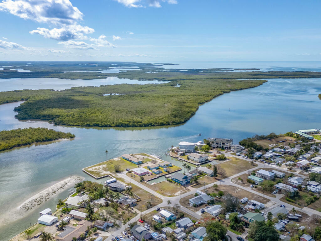 Property Photo:  226 E Goodland Drive  FL 34140 