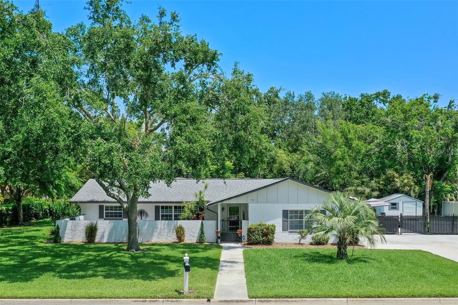 Property Photo: 711 Valencia Court FL 34787