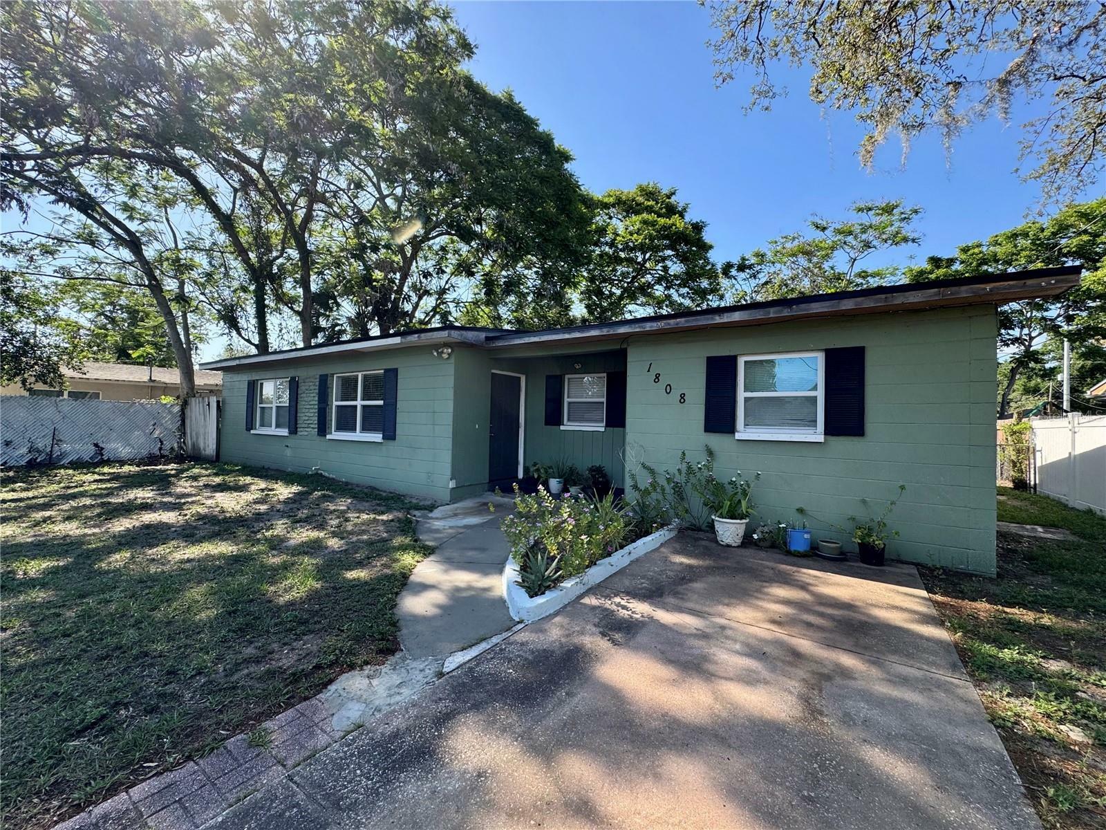 Property Photo: 1808 Heather Avenue FL 33612