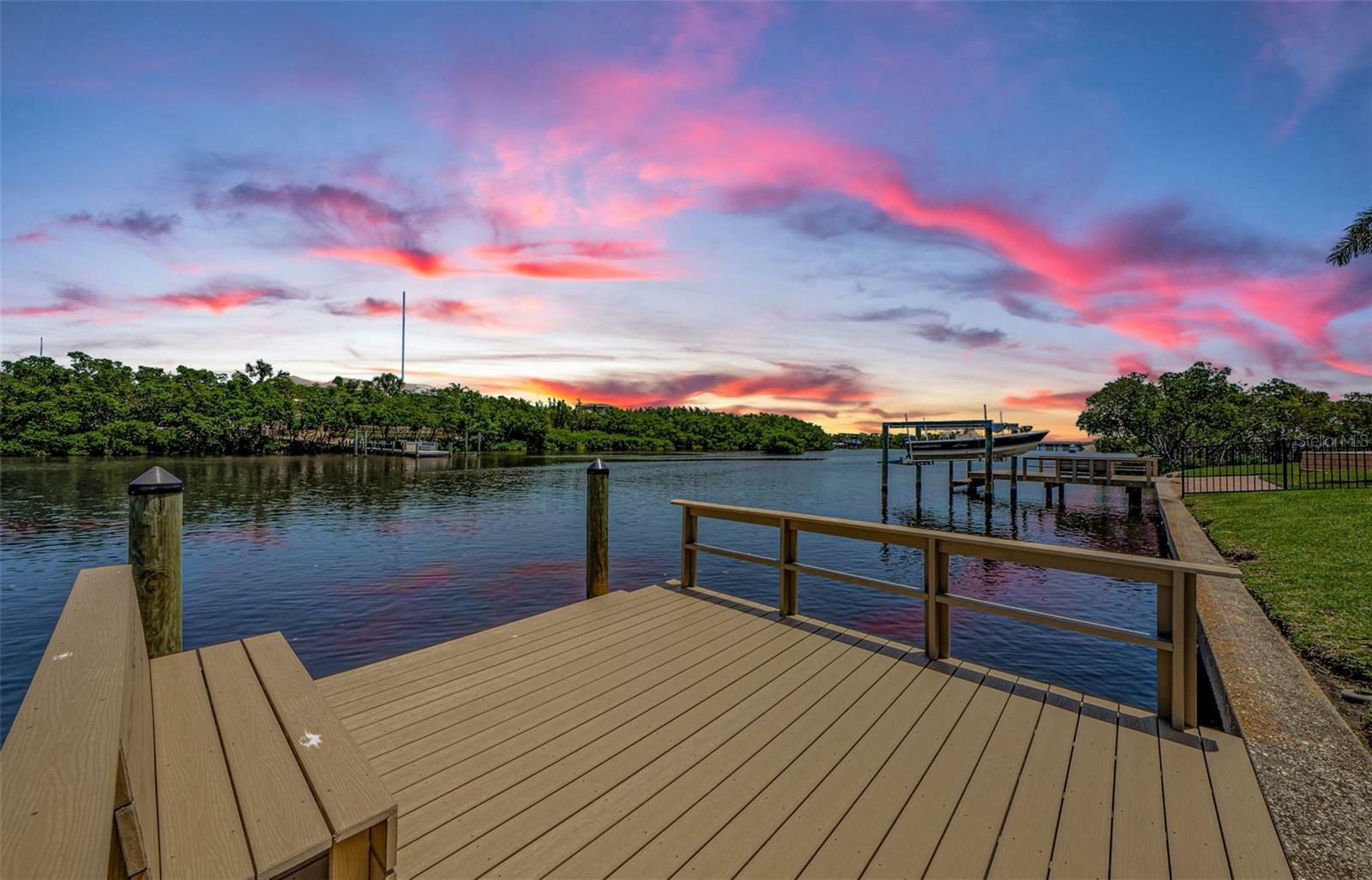 Property Photo: 671 Tallahassee Drive NE FL 33702