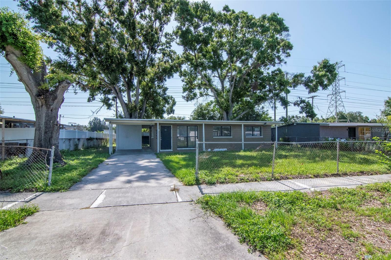 Property Photo: 2004 Windsor Way FL 33619