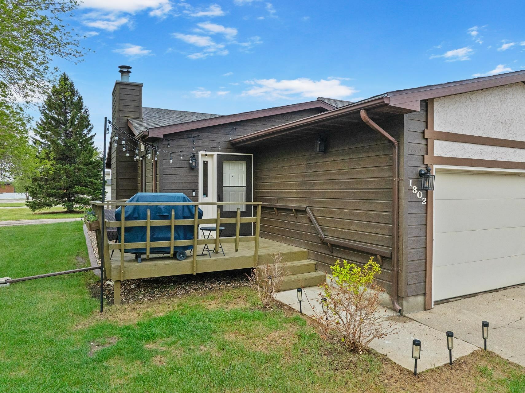 Property Photo: 1802 15 1/2 Street SW ND 58701