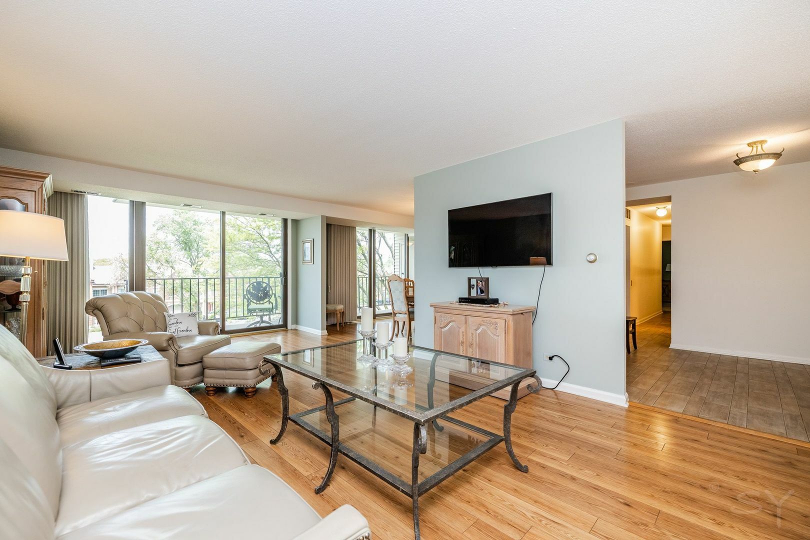 Property Photo: 2 S Atrium Way 301 IL 60126