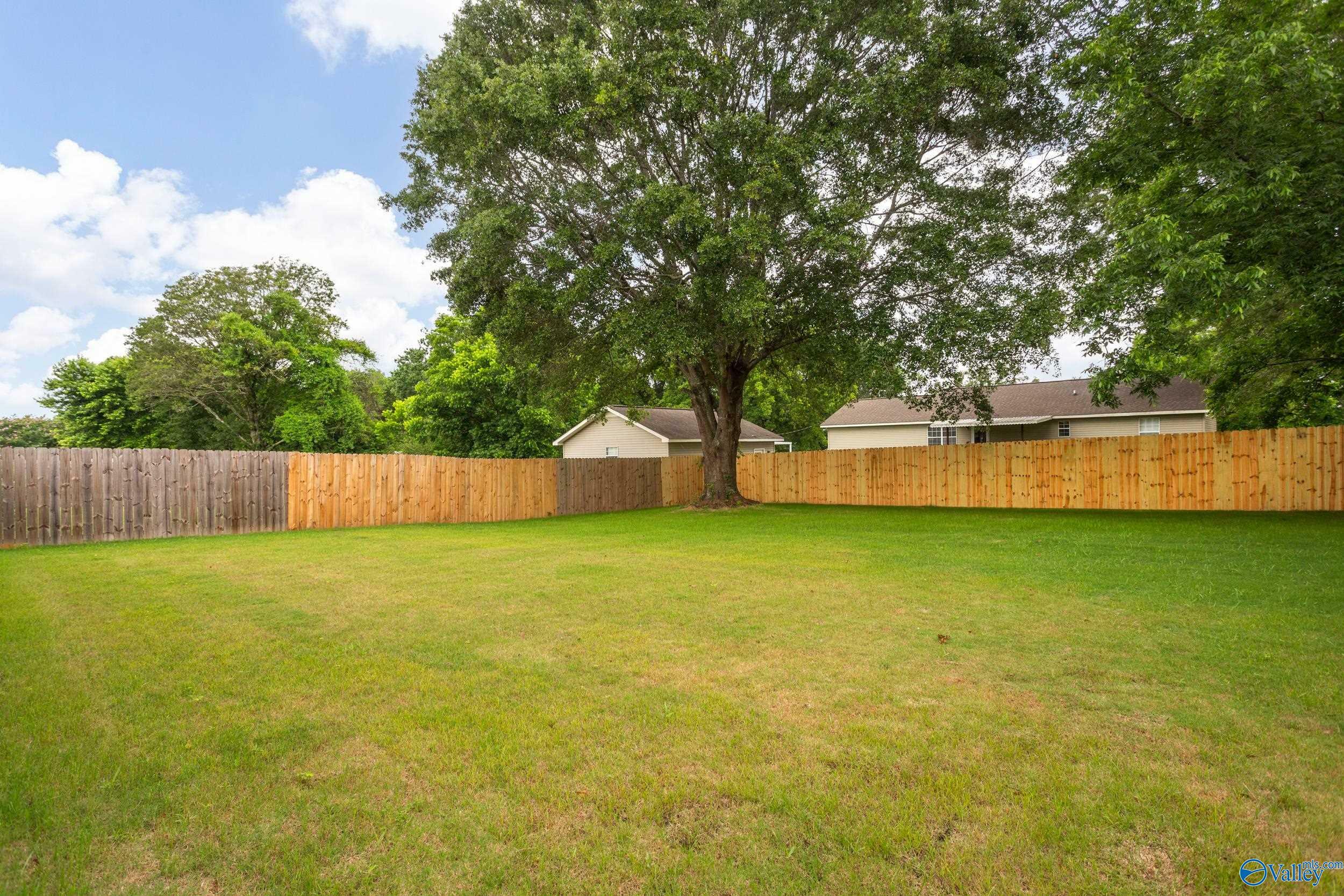 Property Photo: 124 Glen Oaks Circle AL 35905