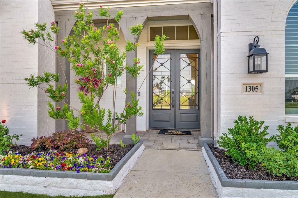 Property Photo: 1305 Limestone Ridge Road TX 76063