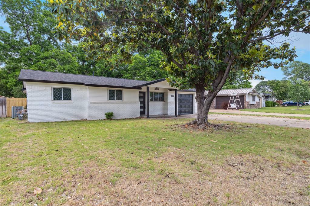 Property Photo: 805 Dee Lane TX 76022
