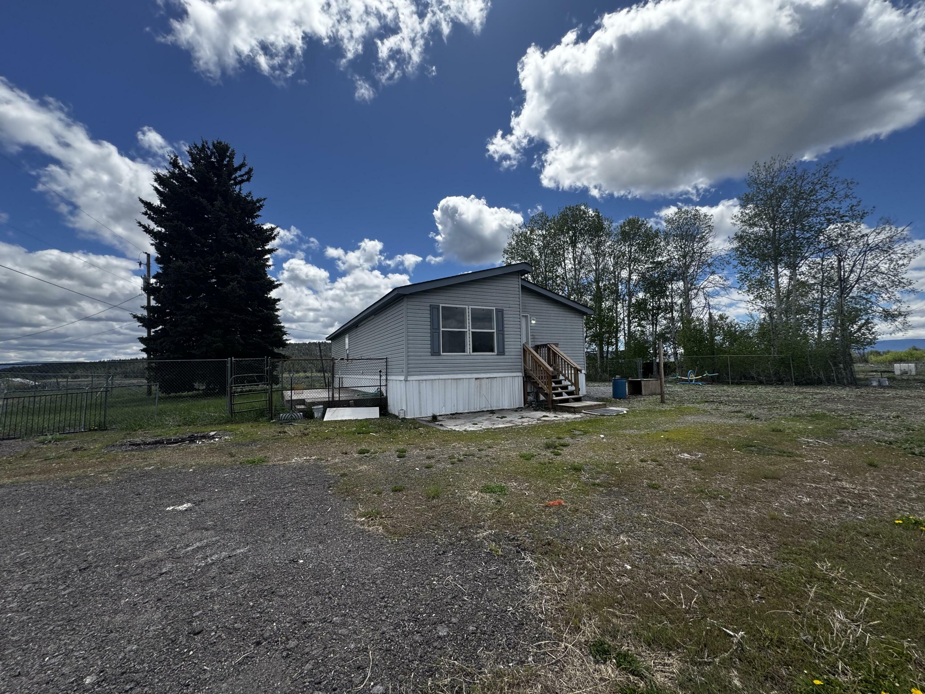 Property Photo: 27022 Lane Street OR 97639