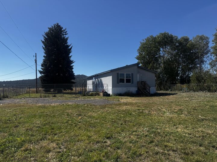 Property Photo: 27022 Lane Street OR 97639