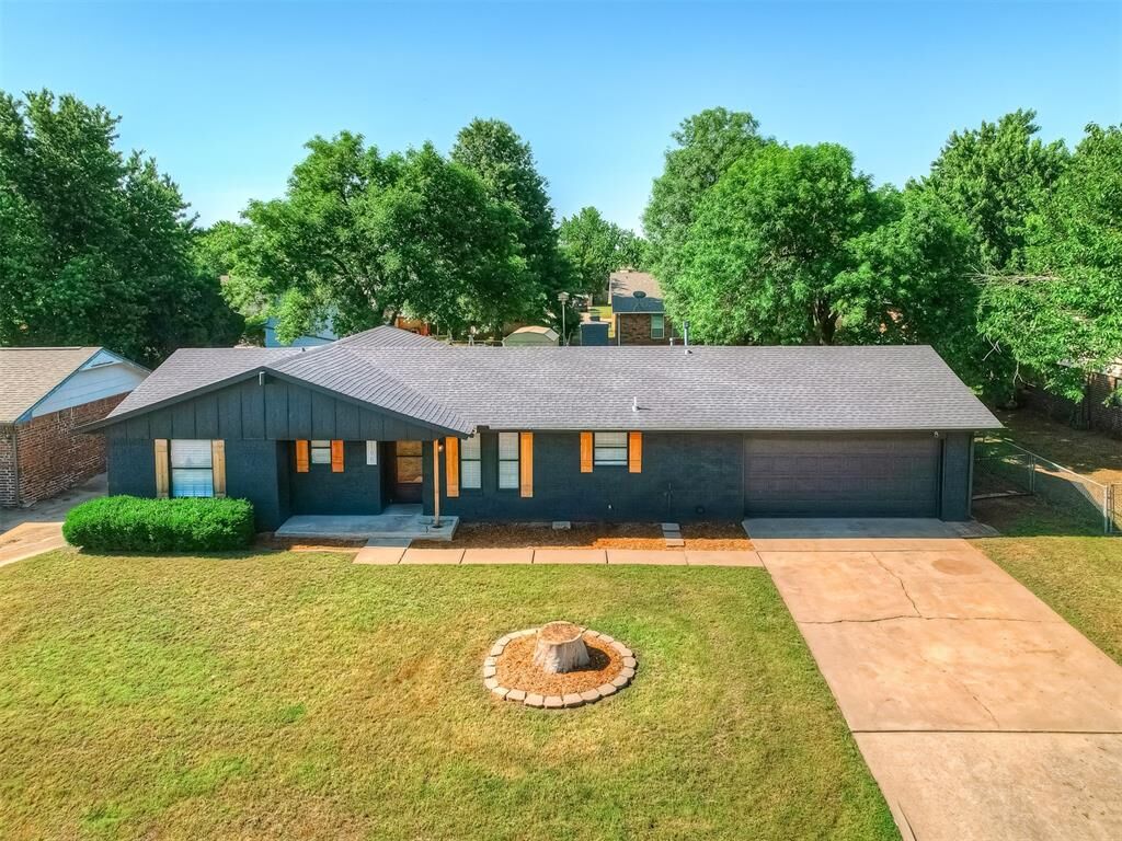 Property Photo: 1106 W Dorchester Way OK 73064