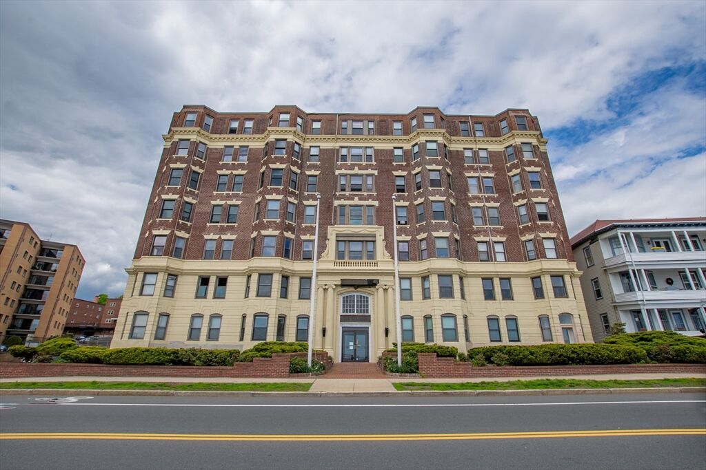 Property Photo:  285 Lynn Shore Dr 302  MA 01902 