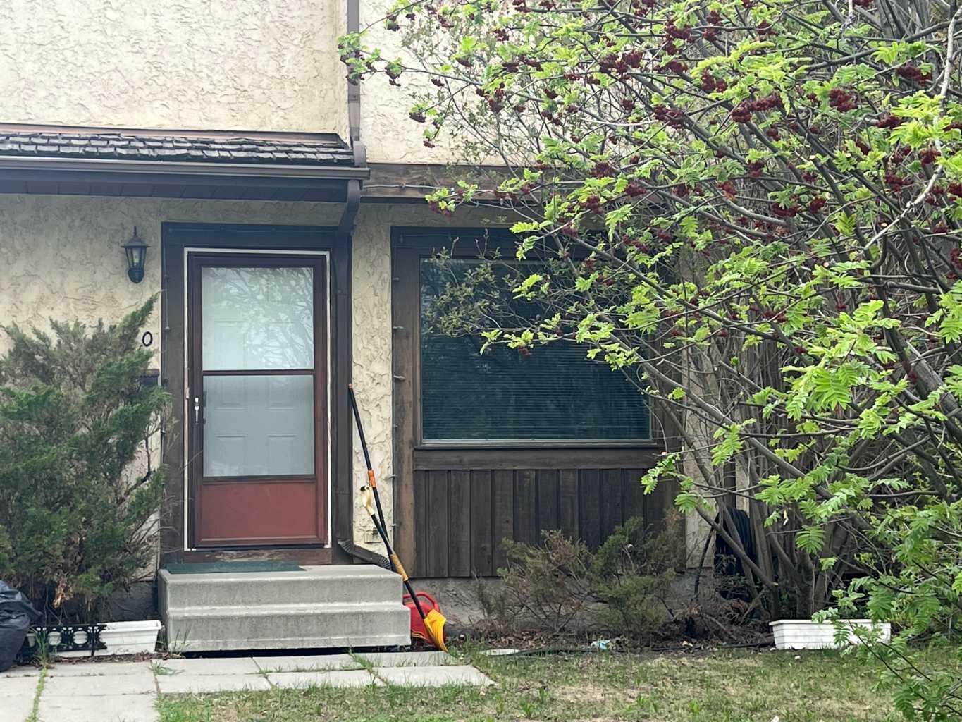 Property Photo: 170 Metcalf Avenue AB T4R 1Z6